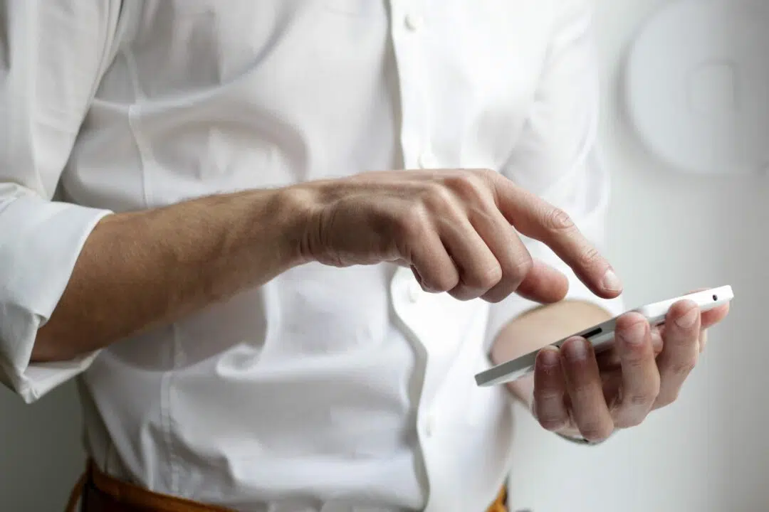 Die Dauererreichbarkeit per Smartphone verschlechtert den Abbau von Stress