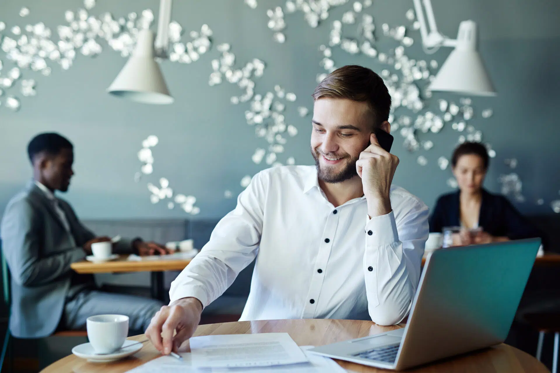 Zu Sales am Telefon gelangen